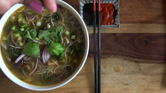 越南鸡粉粉汤。视频素材