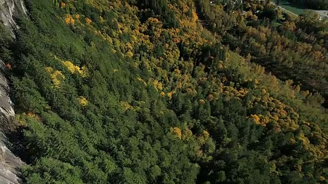 太平洋西北小山城秋季直升机飞行视频素材