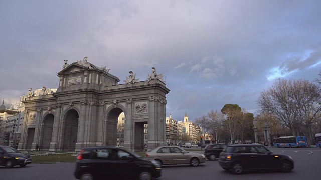 阿尔卡拉门，马德里市中心著名的旅游地标视频素材