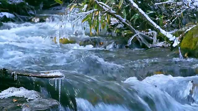 湍急的山河视频素材