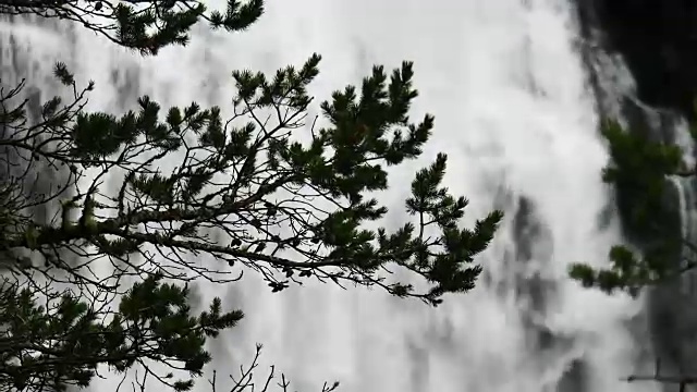 挪威山区的雨天瀑布。视频素材