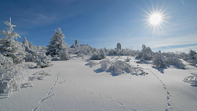 冰雪覆盖的冬季景观，太阳费希特尔伯格山和气象站，费希特尔伯格山，Oberwiesenthal, Erzgebirge, Ore山，萨克森，德国，欧洲视频素材