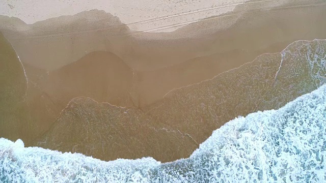 海洋和沙滩的鸟瞰图视频素材