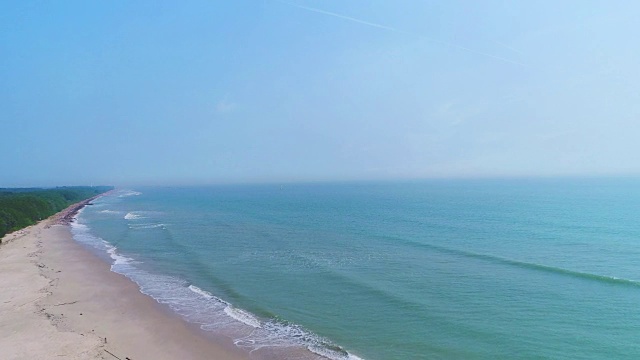 飞过夏天的海浪和海滩，俯视图视频素材