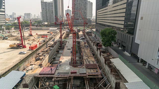 4K施工时间，起重机在下午的时候完成了建筑的施工，工人在曼谷市中心工作视频素材