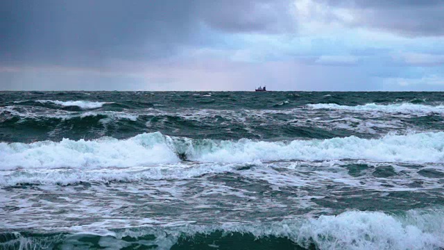 恶劣天气下的暴风雨海浪气旋飓风风慢镜头大海海水，大浪海浪溅海滩。大西洋迈阿密,佛罗里达,视频素材