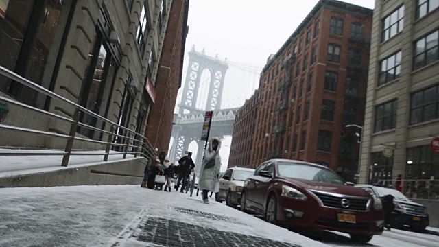 在暴风雪中的布鲁克林大街视频素材