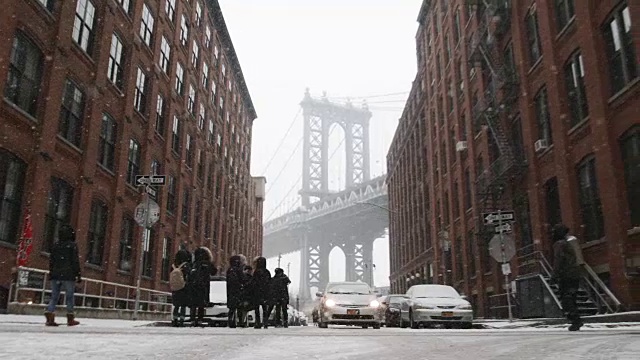 在暴风雪中的布鲁克林大街视频素材