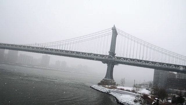 暴风雪中的曼哈顿大桥视频素材