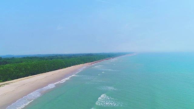 俯瞰热带海滩和大海视频素材