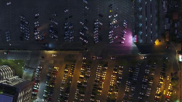 商场停车场夜间4k分辨率鸟瞰图视频素材