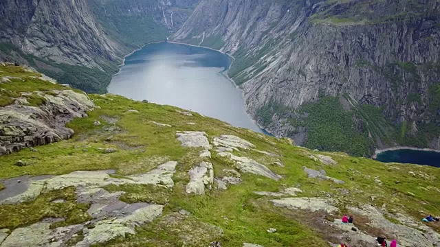 从无人驾驶飞机上俯瞰挪威近岸巨魔湾和峡湾视频素材