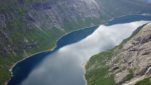 从无人驾驶飞机上俯瞰挪威近岸巨魔湾和峡湾视频素材