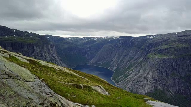 从无人驾驶飞机上俯瞰挪威近岸巨魔湾和峡湾视频素材