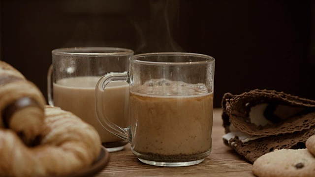 把牛奶和咖啡倒入杯中。视频素材