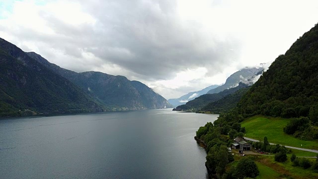 从无人机上俯瞰峡湾和海水视频素材