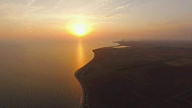 航拍:平静海面上令人惊叹的日落视频素材