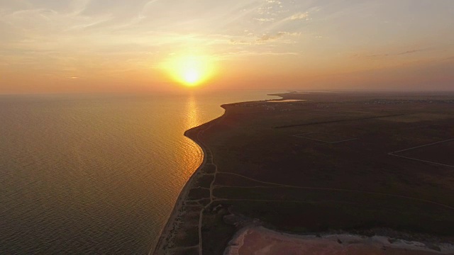 航拍:平静海面上令人惊叹的日落视频素材