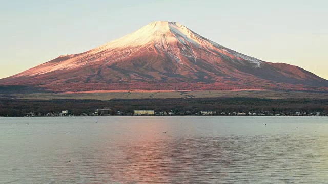 富士山在早晨变成粉红色视频素材