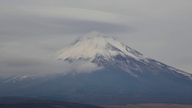 富士山的透镜状云(特写)视频素材