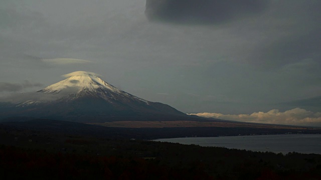 富士山和透镜云(广角)视频素材