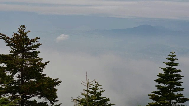 太平洋和静冈县的城市从富士山第五站的云上捕获视频素材