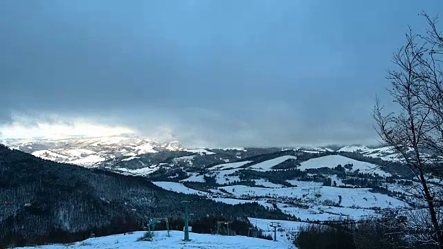 山上的滑雪缆车时光流逝视频素材