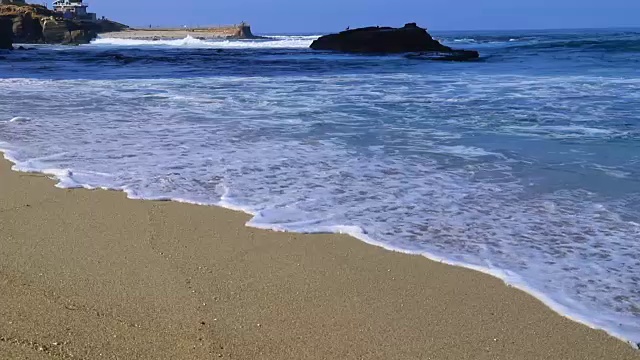 海浪拍打着南加州的海滩视频素材