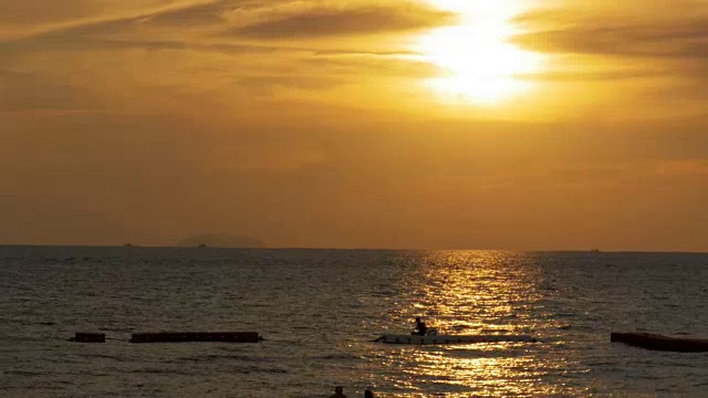 海面上的日落和一个人的剪影捕鱼的流离失所者。泰国芭堤雅视频素材