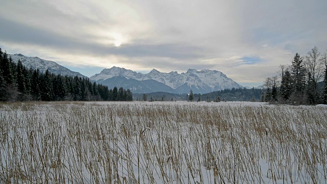 冬季早晨的Barmsee湖和karwendell山脉，Krün, Garmisch-Partenkirchen视频素材