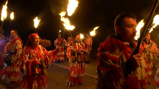 保加利亚库克里节上，在鼓声和几十个风笛声中，一支火炬游行队伍视频素材