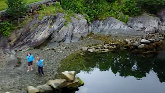 挪威-理想的峡湾倒影在清澈的水中视频素材