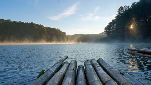 竹筏透过雾漂浮在湖面上，在早晨的阳光透过树在庞ung, Mae Hong Son，泰国视频素材