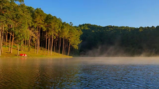 景色宁静的雾漂浮在湖面上与山在早上在庞ung, Mae Hong Son，泰国视频素材