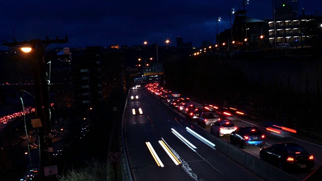 离开或进入山区的多车道公路交通的时间跨度视频素材