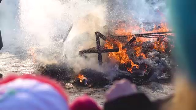 消防队员扑灭了火视频素材