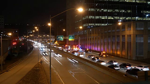 夜间在城市附近的高速公路上，试图避开事故的车辆的时间间隔视频素材