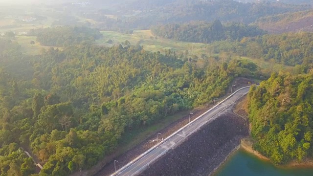 鸟瞰图的水电站Cheow Lan湖或Rajjaprabha大坝水库在苏拉特他尼省视频素材