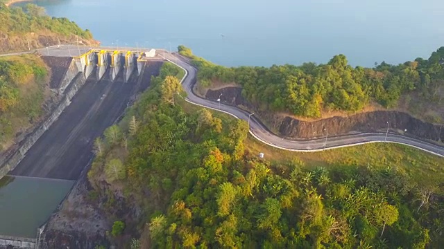 鸟瞰图的水电站Cheow Lan湖或Rajjaprabha大坝水库在苏拉特他尼省视频素材