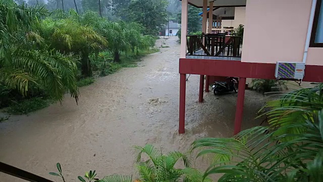 泰国街头遭遇洪水和热带降雨视频素材