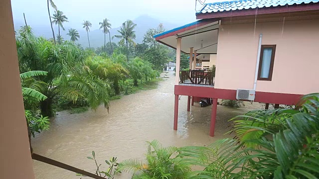 泰国街头遭遇洪水和热带降雨视频素材