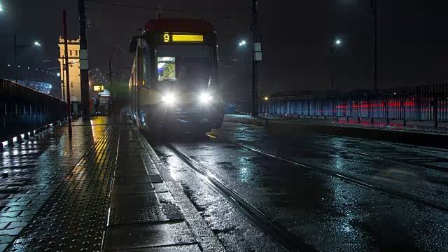 黑暗的华沙雨夜的时间流逝视频素材