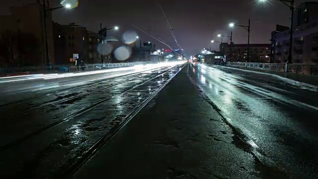 华沙市中心波尼托斯基桥上的夜雨视频素材