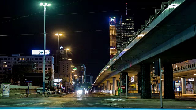 华沙市中心的夜晚时光流逝视频素材