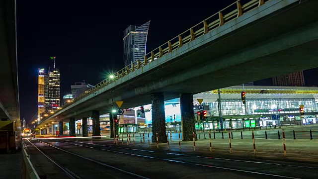 缓慢放大华沙市中心的夜晚时光流逝视频素材