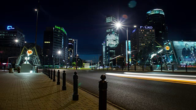 华沙市中心联合国环岛的夜晚时光流逝。地铁入口。视频素材