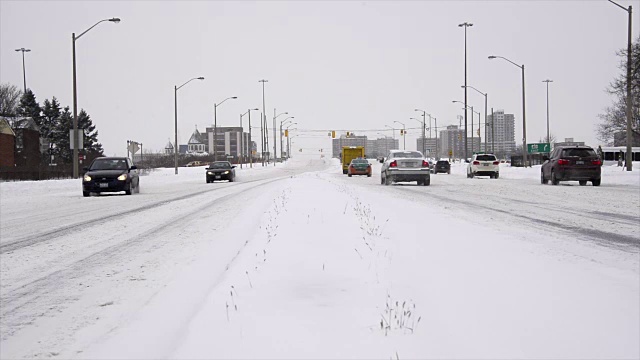 加拿大多伦多:维多利亚公园大道上的冬季雪景。视频素材