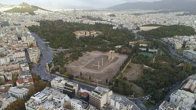 雅典奥林匹亚宙斯神庙的鸟瞰图和城市的现代部分视频素材