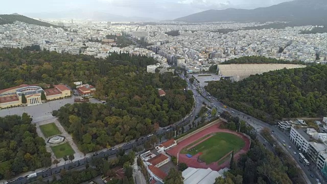 雅典奥林匹亚宙斯神庙的鸟瞰图和城市的现代部分视频素材