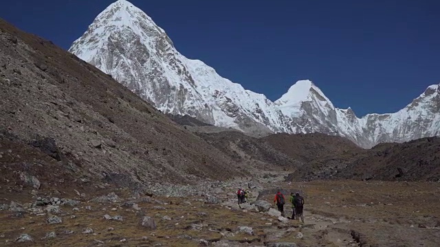 在喜马拉雅山徒步旅行视频素材